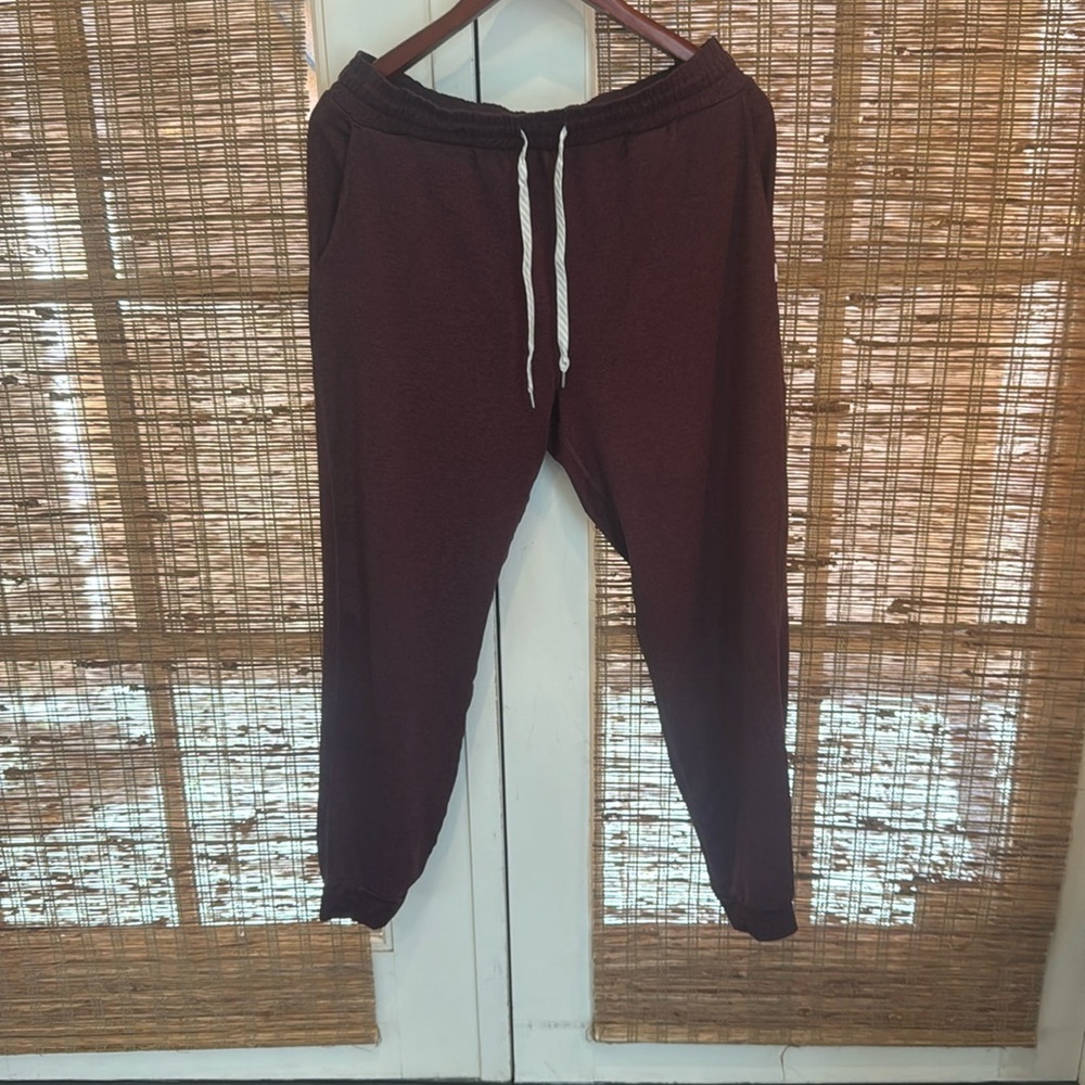 Vuori Performance jogger. Maroon Heather.